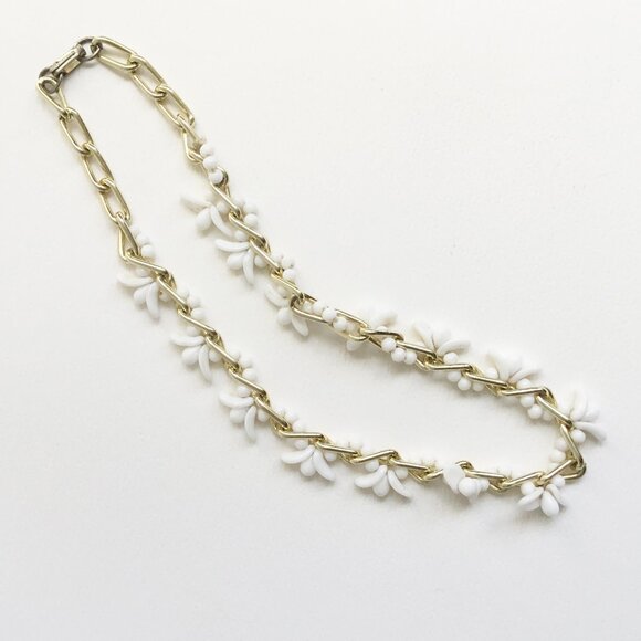Vintage Gold Tone White Floral Flower Petal Twisted Link Choker Necklace - Picture 1 of 2